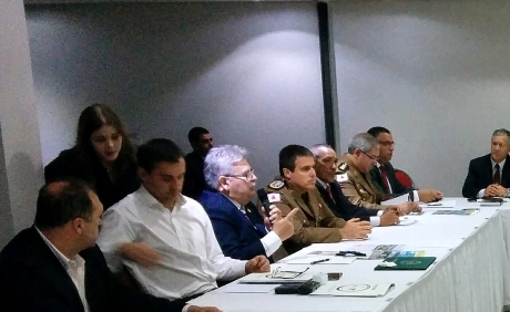 Mesa com alguns dos Dirigentes das Associações filiadas à FENEME com o Presidente do CNCG, Cel. PMMG Bianchini